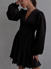 Langärmlige, plissierte Minikleider