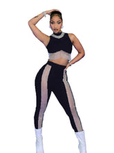 Top corto de cuello alto y pantalones de malla