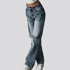 Vaqueros grunge con bigotes para mujer