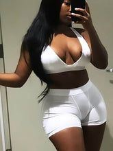 Top corto con escote en V profundo y pantalones cortos ajustados