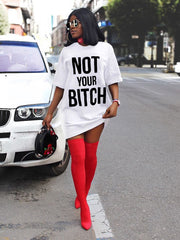 Vestidos estilo camiseta con estampado de letras y hombros descubiertos