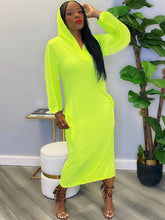 Vestido largo con capucha y mangas largas rasgadas