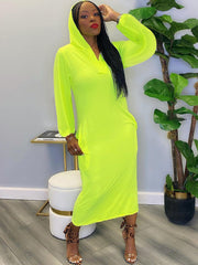 Vestido largo con capucha y mangas largas rasgadas