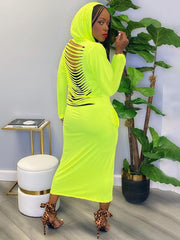 Vestido largo con capucha y mangas largas rasgadas