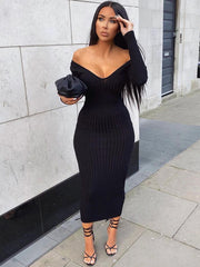 Geripptes Strickkleid in Volltonfarbe mit langen Ärmeln und figurbetontem Schnitt