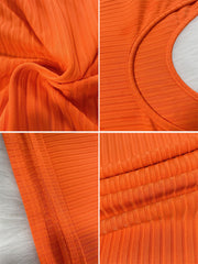 Geripptes Strickkleid in Volltonfarbe mit langen Ärmeln und figurbetontem Schnitt