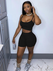 Zweiteiliges Set aus einfarbigem Sport-BH und Shorts