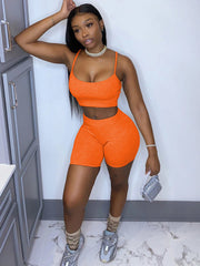 Zweiteiliges Set aus einfarbigem Sport-BH und Shorts
