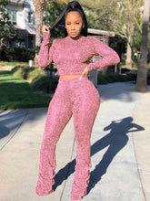 Conjunto de dos piezas con top corto ajustado y pantalones apilados con purpurina