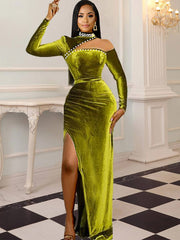 Vestido largo de terciopelo con abertura y diseño de perlas