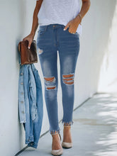 Vaqueros de mezclilla rotos de corte ajustado con botones de mezclilla