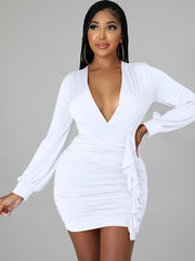 Gerüschtes Minikleid mit langen Ärmeln und V-Ausschnitt