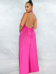 Locker sitzender Neckholder-Jumpsuit mit weitem Bein und Rückenausschnitt
