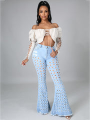 Zerrissene, figurbetonte Jeans mit Schlaghose und Löchern