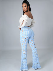 Zerrissene, figurbetonte Jeans mit Schlaghose und Löchern