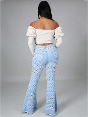 Zerrissene, figurbetonte Jeans mit Schlaghose und Löchern