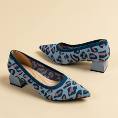 Tacones gruesos y puntiagudos de punto clásico