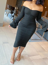 Schulterfreies, gerüschtes Midikleid mit langen, ausgestellten Ärmeln