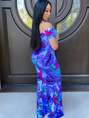 Vestido largo con estampado de hojas y hombros descubiertos