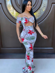 Vestido largo con estampado de hojas y hombros descubiertos