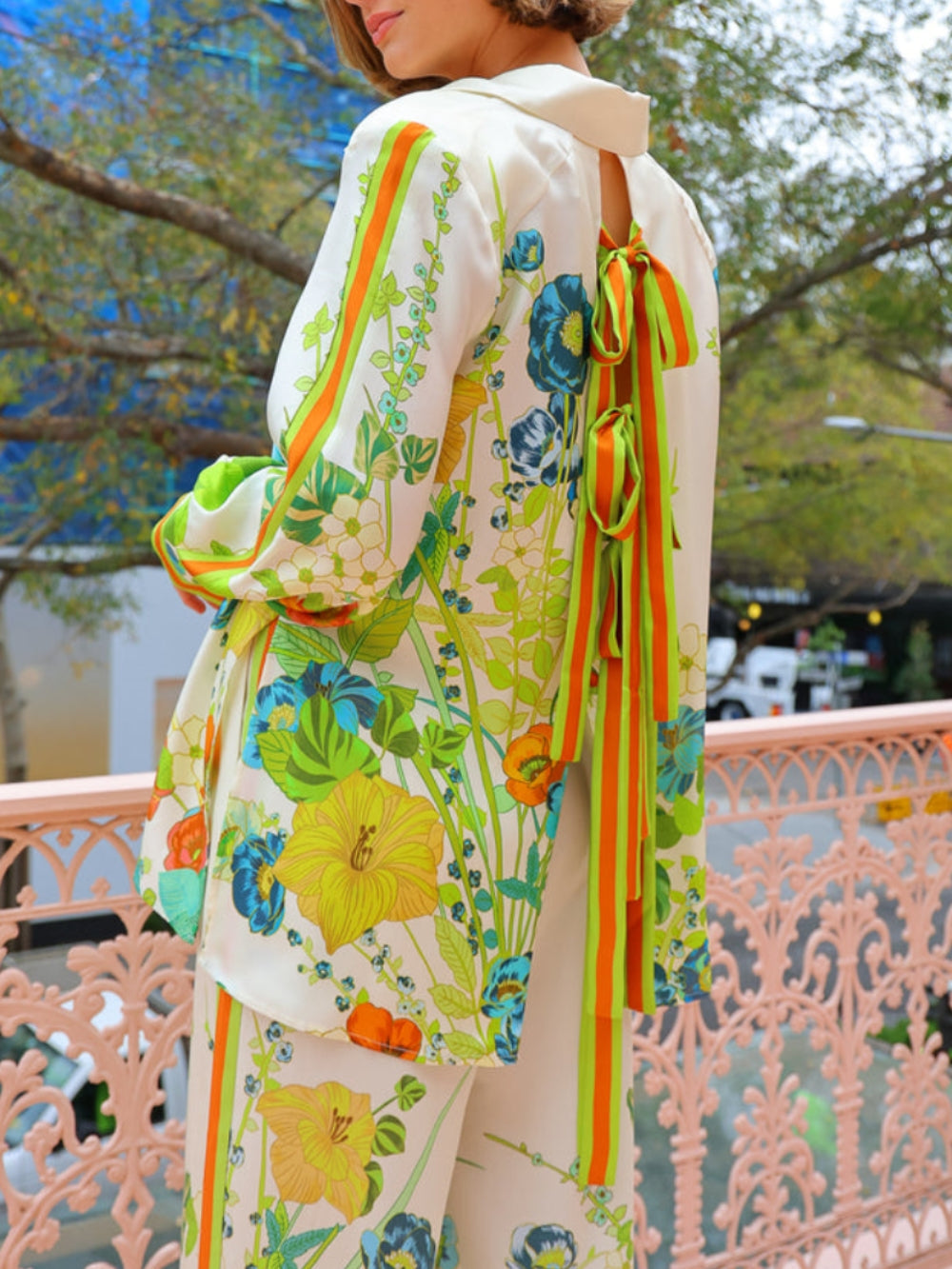 Tailliertes Oberteil mit Blumenmuster und Silhouette