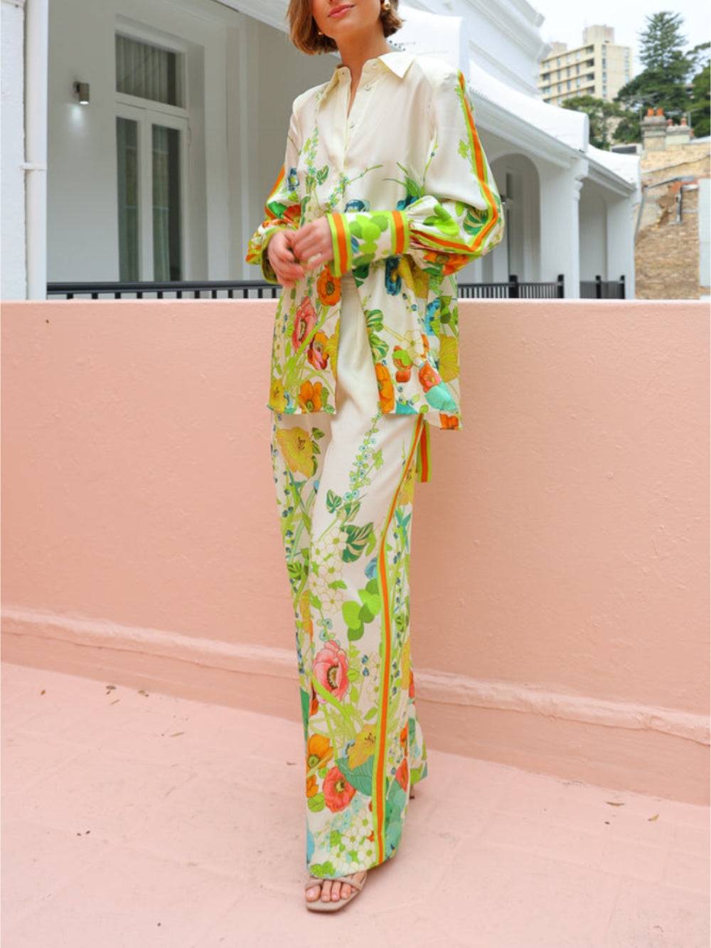Tailliertes Oberteil mit Blumenmuster und Silhouette