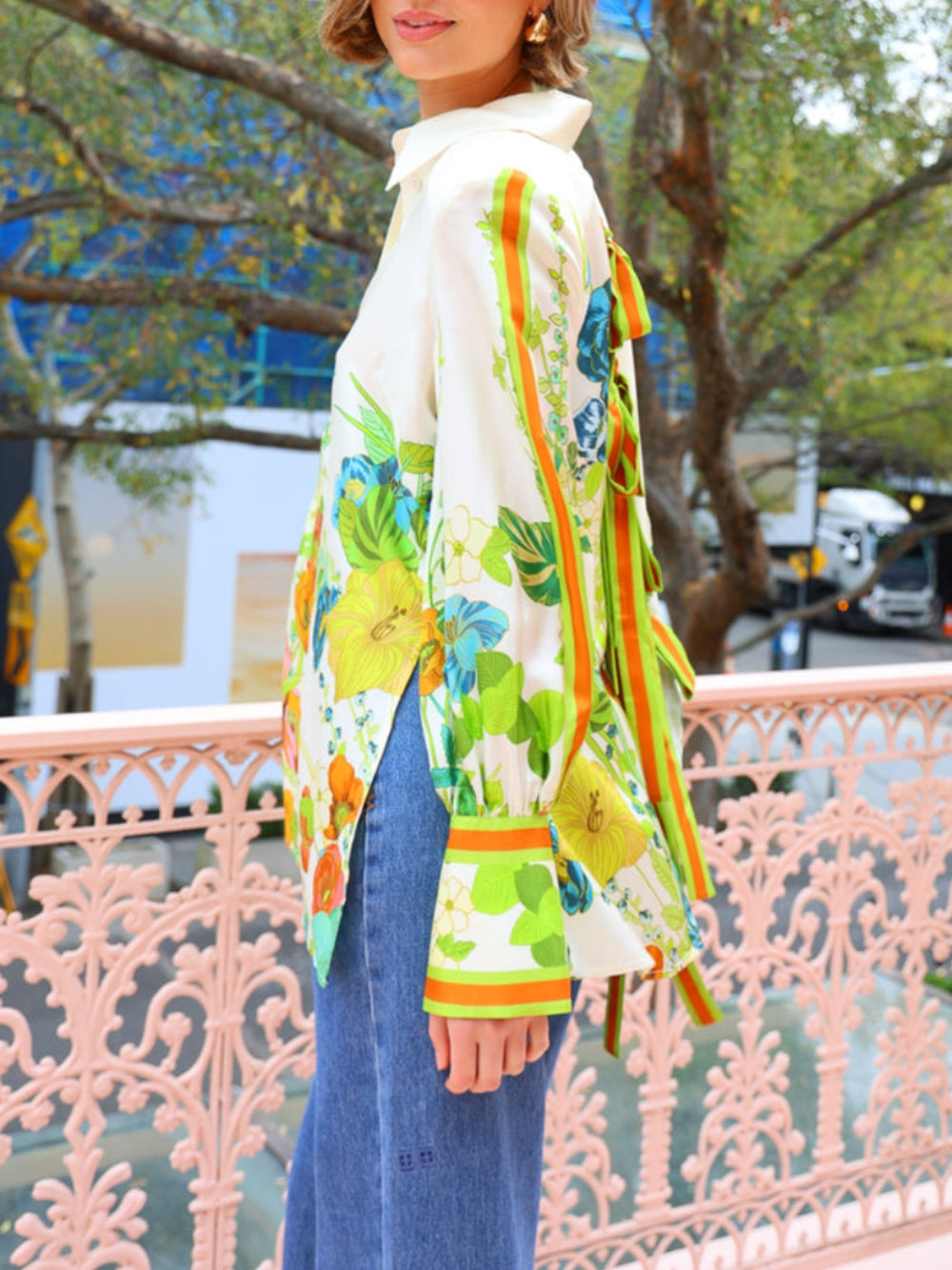 Tailliertes Oberteil mit Blumenmuster und Silhouette