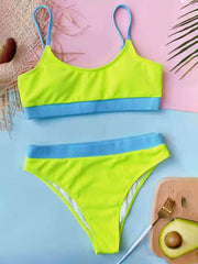 Bikini dividido con cuello en U y costuras