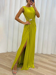 Besonderes plissiertes, verziertes Maxi-Abendkleid mit Schlitz