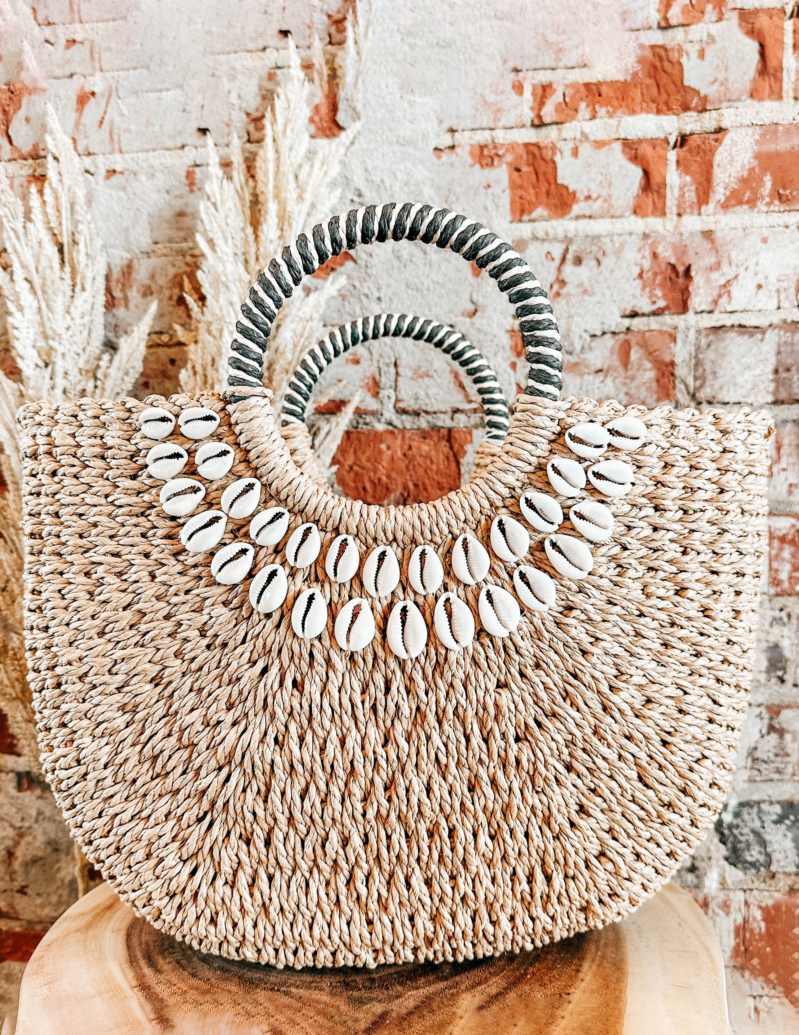 Bolsa de paja con decoración de conchas