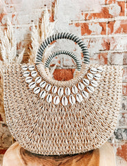 Bolsa de paja con decoración de conchas