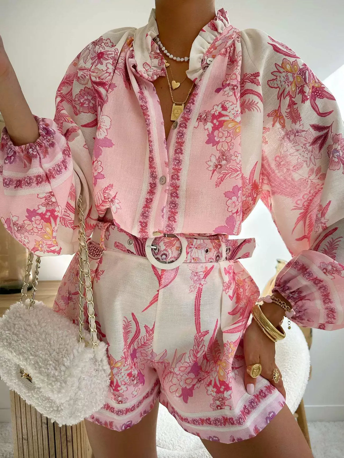 Exquisites zweiteiliges Set aus Hemd und Shorts mit Blumendruck
