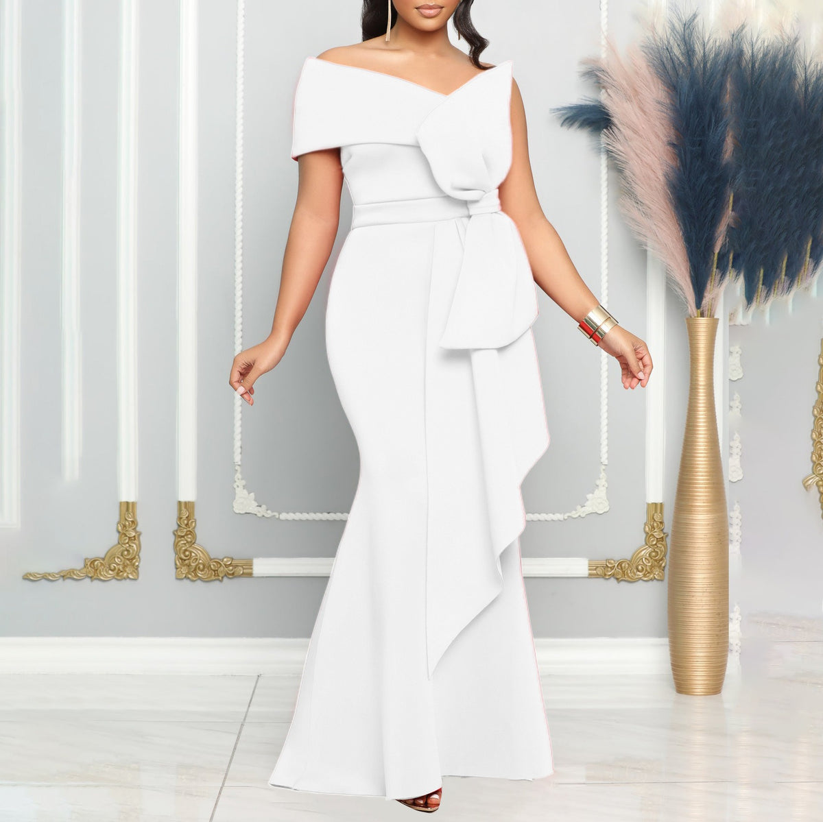 Strapless V-Neck Figure-Hugging Dress