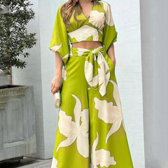 Zweiteilige Outfits mit bauchfreiem Oberteil und geteiltem Maxirock