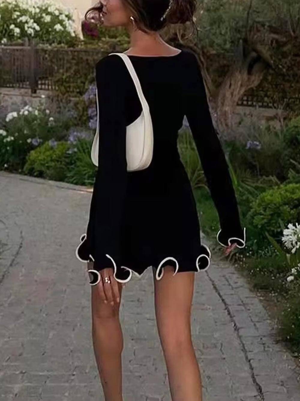 Vestido mini ajustado con cuello redondo y dobladillo enrollado único