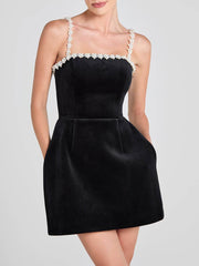 Minivestido clásico estilo tulipán con bolsillos y tirantes con ribete de perlas
