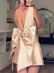 Modernes rückenfreies Minikleid aus Satin mit Schleife und hoher Taille