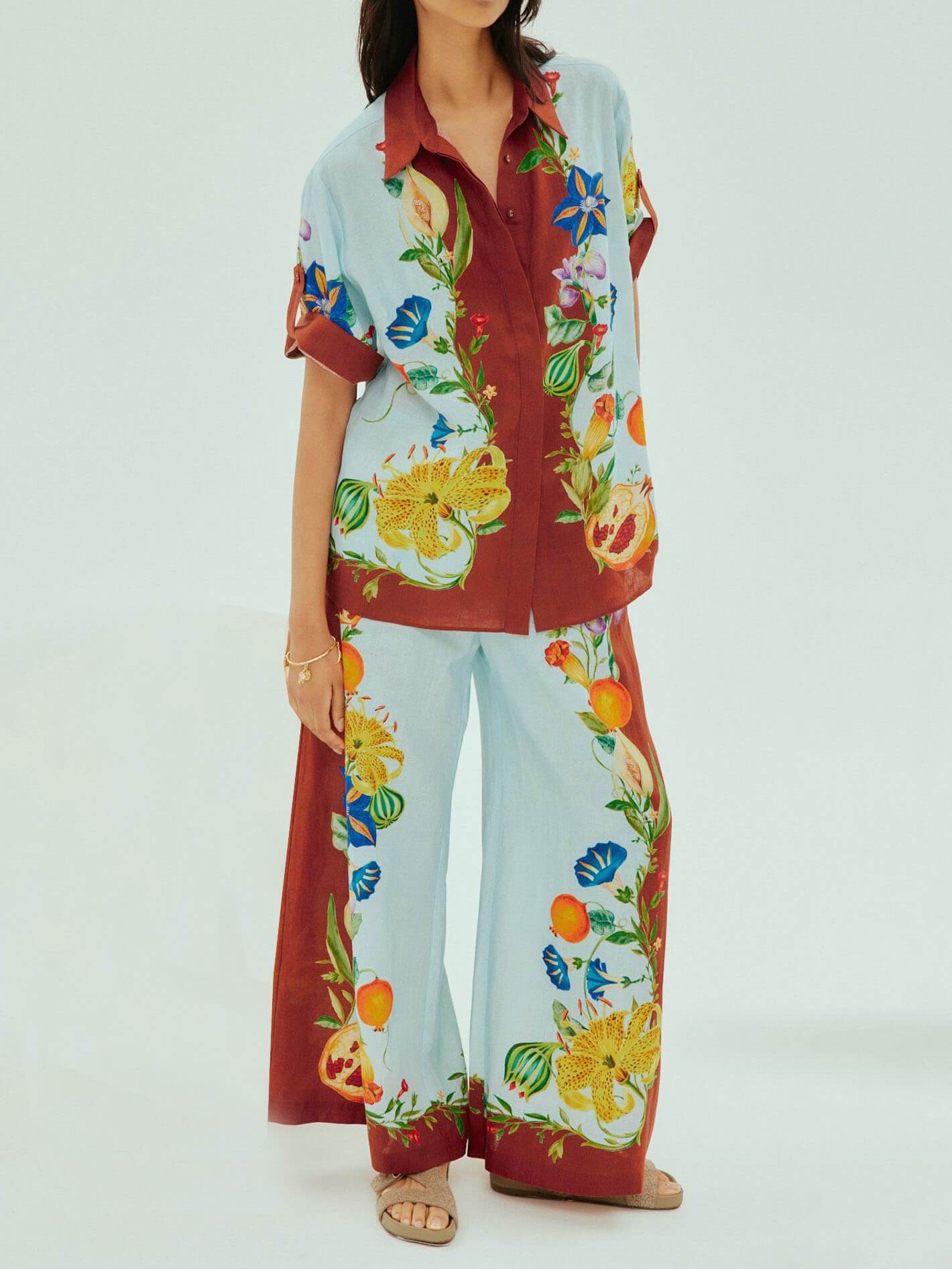 Camisa holgada con botones y estampado floral soleado