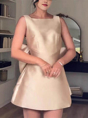 Modernes rückenfreies Minikleid aus Satin mit Schleife und hoher Taille