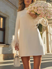 Vestido mini de corte H con puños delicados e inolvidables y ribete de plumas