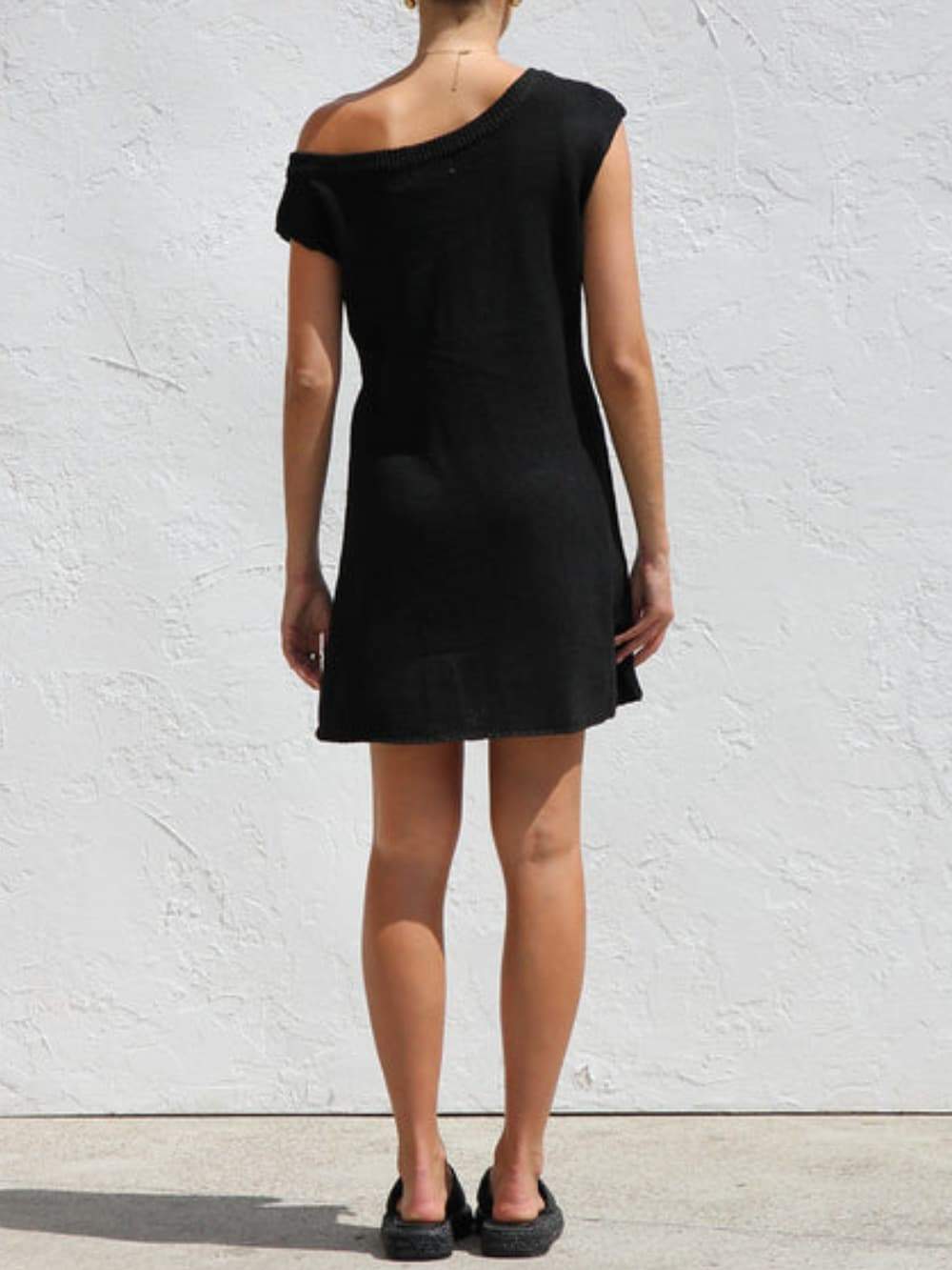 Vestido mini con escote asimétrico único