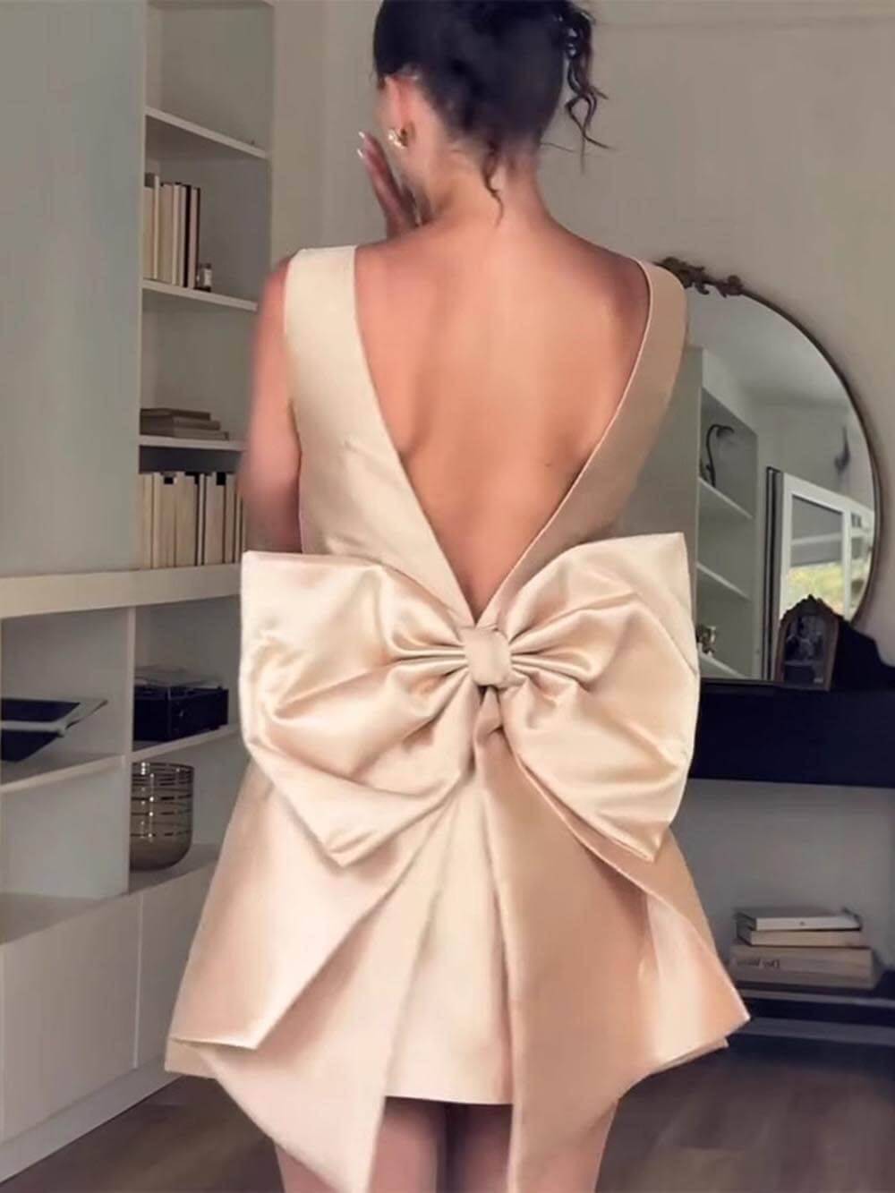 Modernes rückenfreies Minikleid aus Satin mit Schleife und hoher Taille