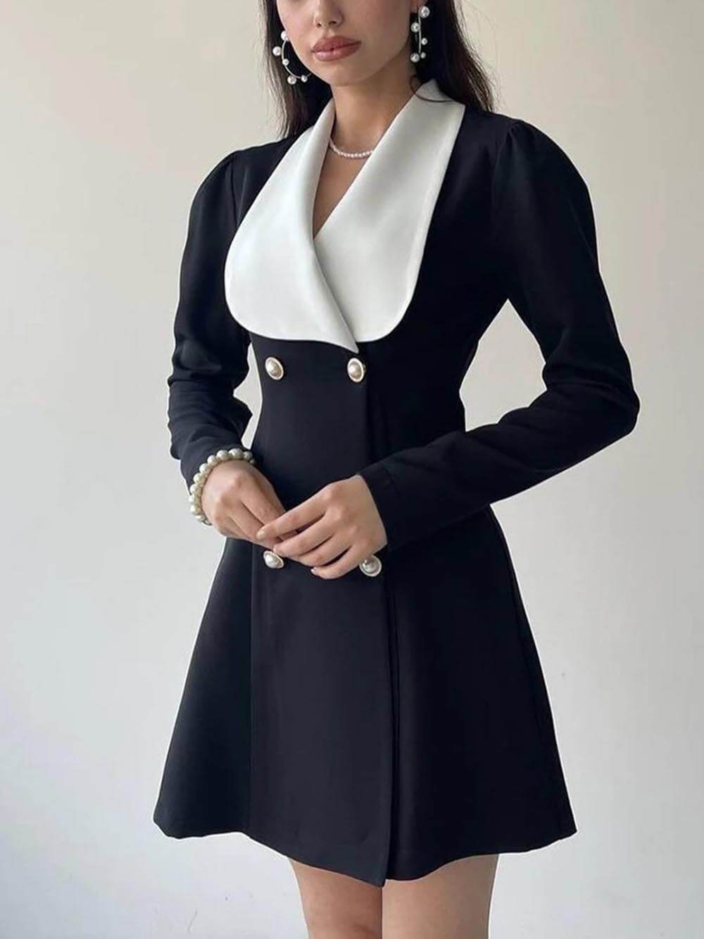 Vestido mini blazer elegante con solapa y hebilla metálica en color de contraste