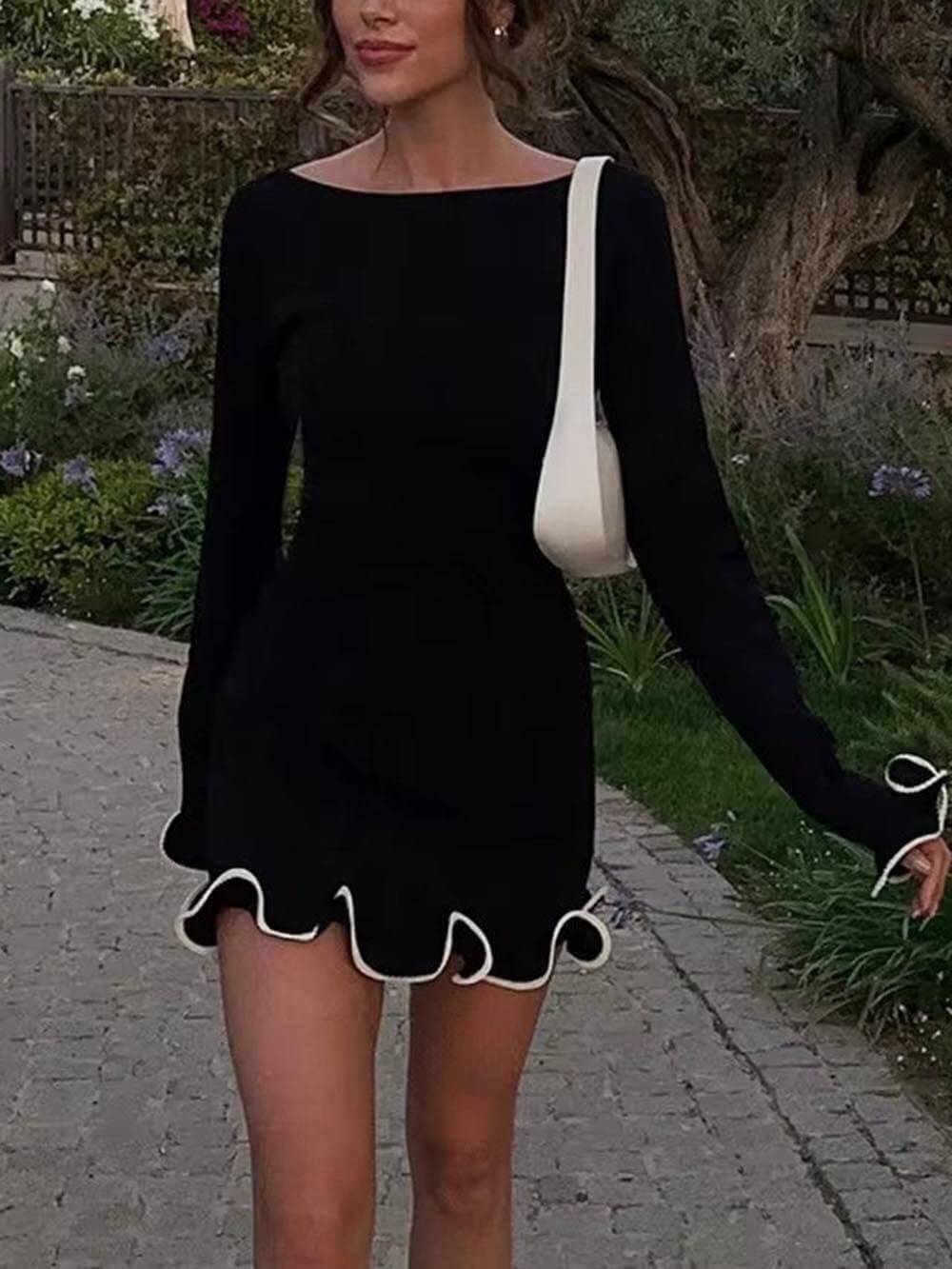 Vestido mini ajustado con cuello redondo y dobladillo enrollado único