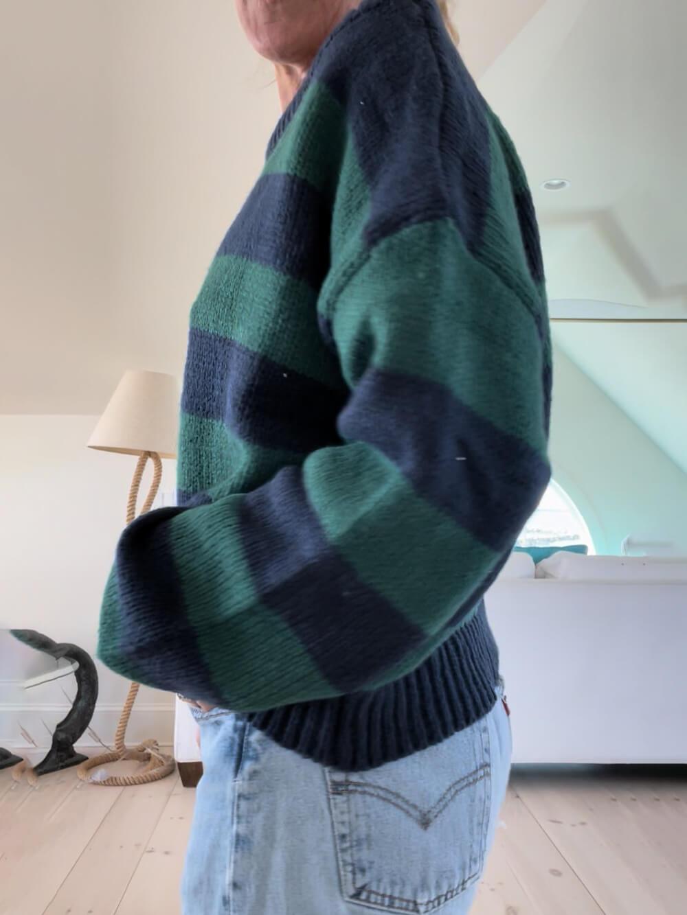 Klassischer grüner Rugby-Streifenpullover