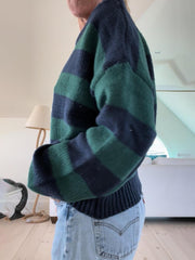 Klassischer grüner Rugby-Streifenpullover