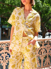 Camisa oversize con solapa y estampado floral soleado