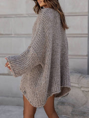 Aprikosenfarbener Pullover mit V-Ausschnitt, Fledermausärmeln und lockerem, unregelmäßigem Saum