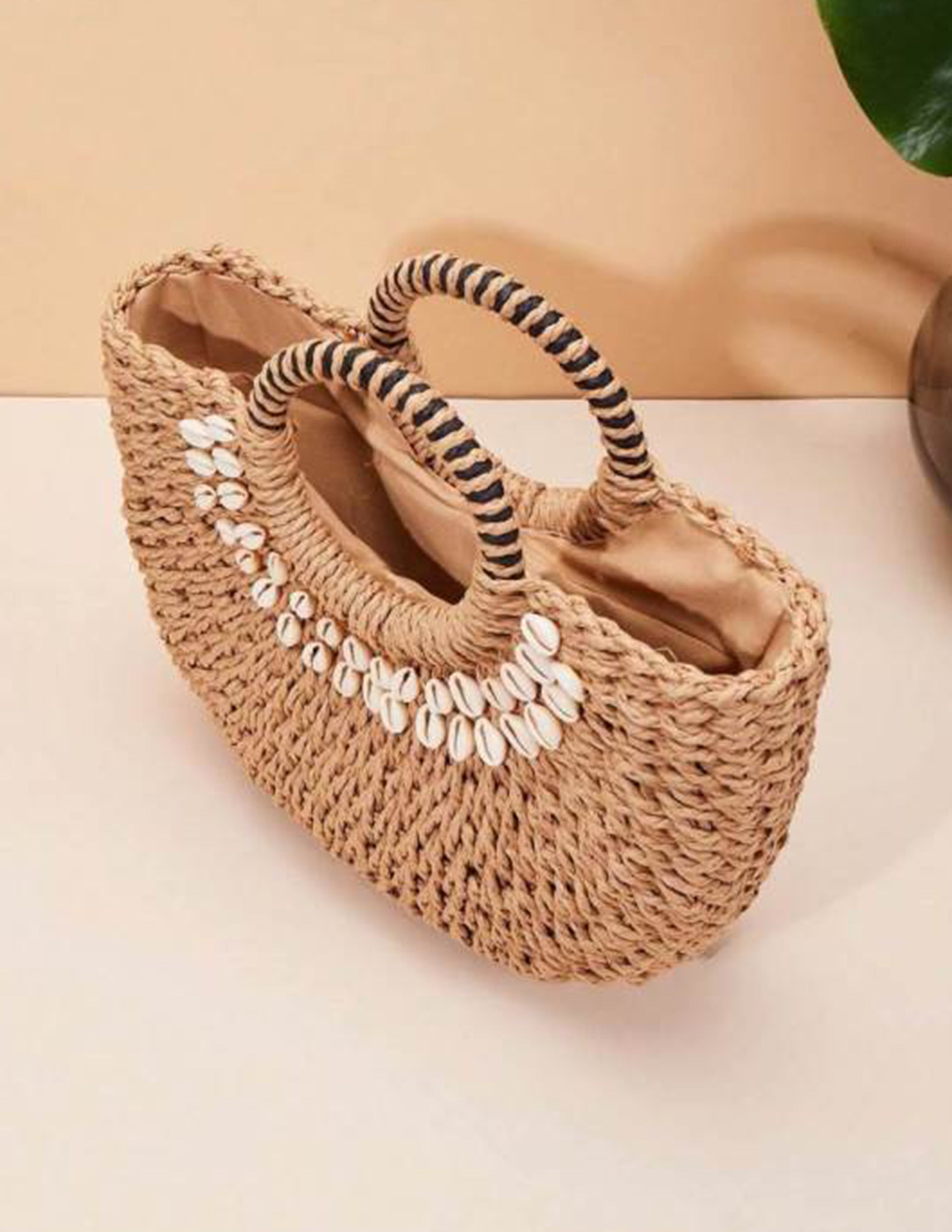 Bolsa de paja con decoración de conchas