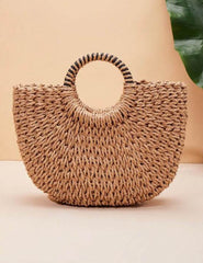Bolsa de paja con decoración de conchas